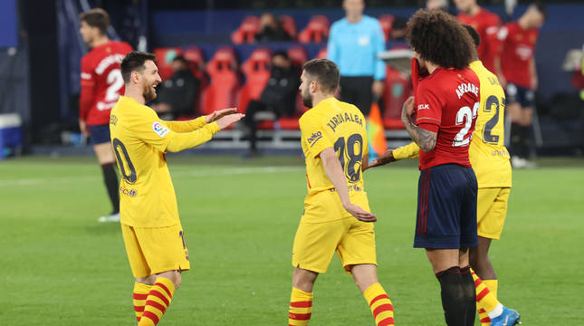 La alegría de los jugadores del Barcelona tras marcar el 0-2 en El Sadar contrasta con la desesperación de Aridane.