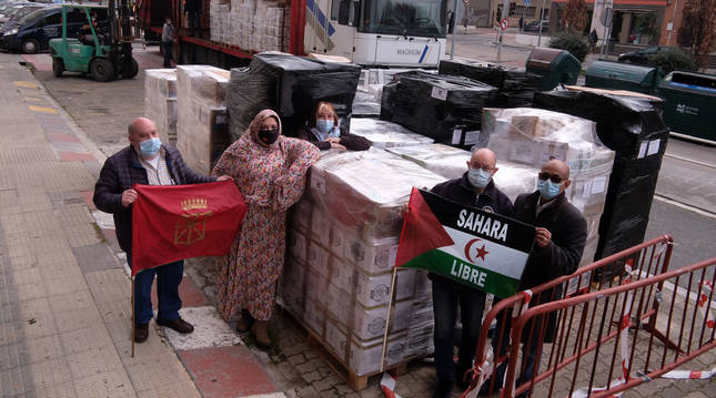 Koldo Pérez, Juantxo Aizkorbe, Ana Barrena, Carol García Pellejeros y Mohamed Galiani , con una parte de la mercancía recogida.