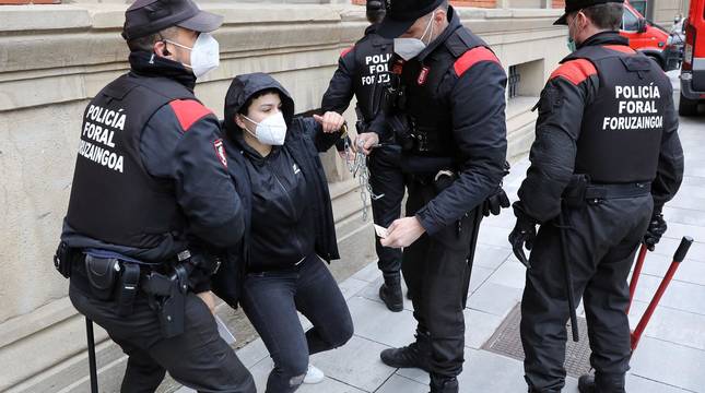Momentos de tensión frente al Parlamento en el 8M