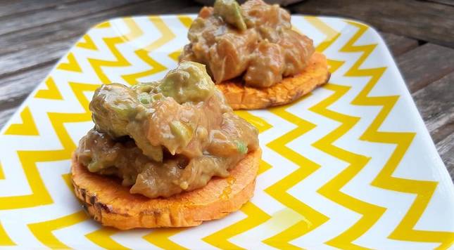 Esta receta de tartar de aguacate y salmón sobre tosta de boniato es una de las tres recetas de hoy