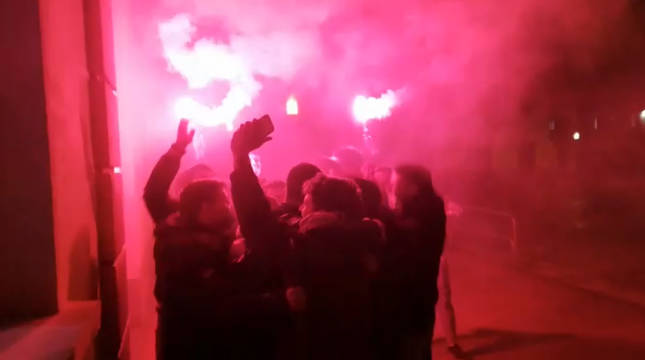 Recibimiento a Asier Martínez a su llegada a Pamplona