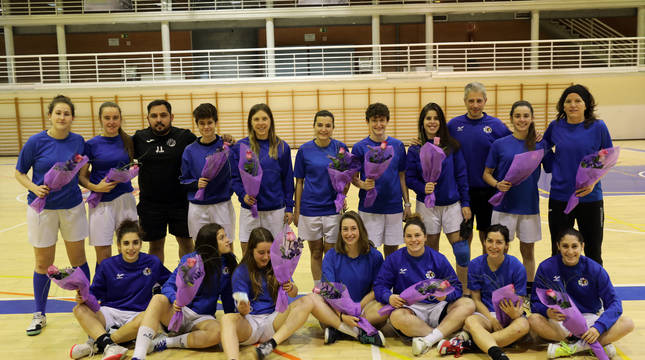 Las jugadoras del Txantrea, este martes por la tarde en Arrosadía, tras recibir el ramo de sus entrenadores, Jose Ibarra y Pablo Elizalde.