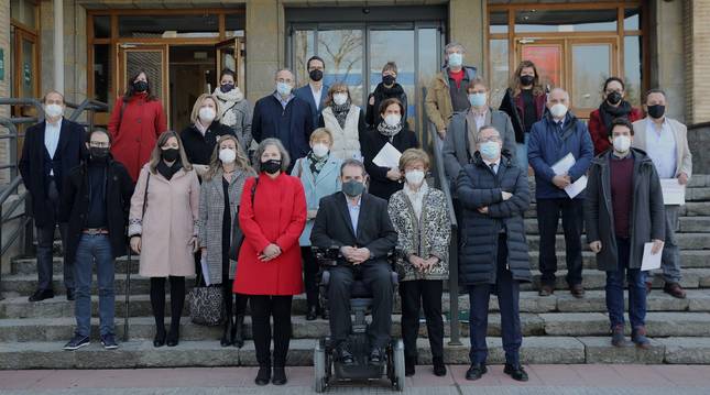 Los investigadores que este año realizan proyectos en la UNED Pamplona, ayer junto a las autoridades de Gobierno, Caixabank y Fundación CAN.