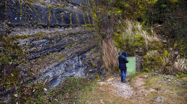 Un hombre, ayer, junto a la entrada de la cueva Errotalde I, donde se hallaron los restos humanos.