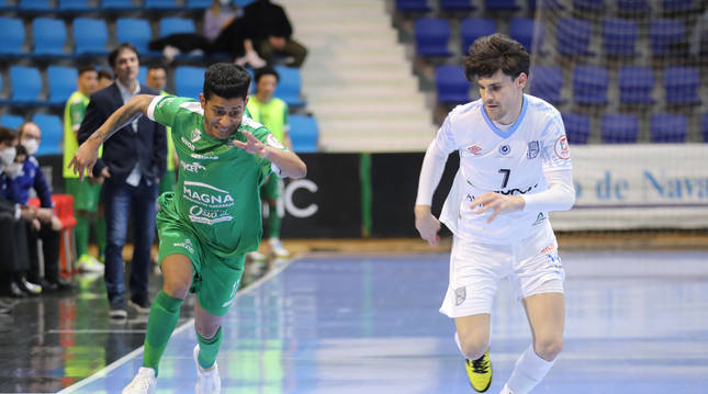 Foto de Bynho y Alvarito, que regresaba a Anaitasuna, corren para hacerse con el control del balón.