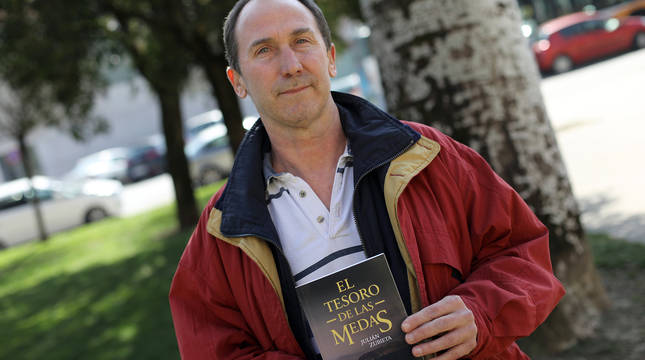El pamplonés Julián A. Zubieta vivió durante siete años en L'Estartit, corazón de la Costa Brava y donde se desarrolla su primera novela.