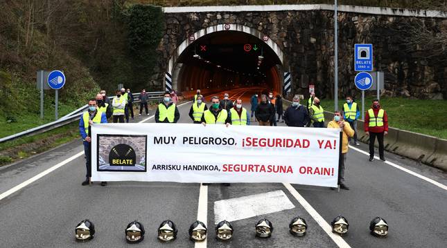 Protesta en la boca norte del túnel de Belate (Navarra) demandando medidas de seguridad.