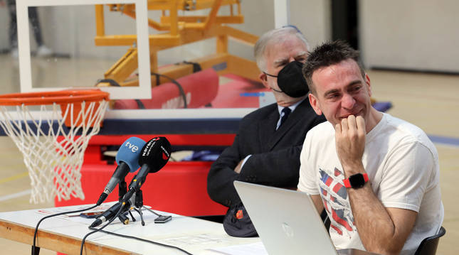 Iñaki Narros, emocionado junto al presidente Javier Sobrino durante la rueda de prensa de su despedida.