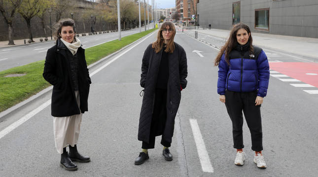 Foto de Tamara García Iglesias, Elisa Celda y la navarra Irati Gorostidi, posando este jueves en una desierta Avenida del Ejército.