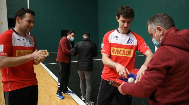 Julen Martija separa el material para el partido del sábado junto con Erik Jaka, este jueves por la mañana en el frontón Labrit.