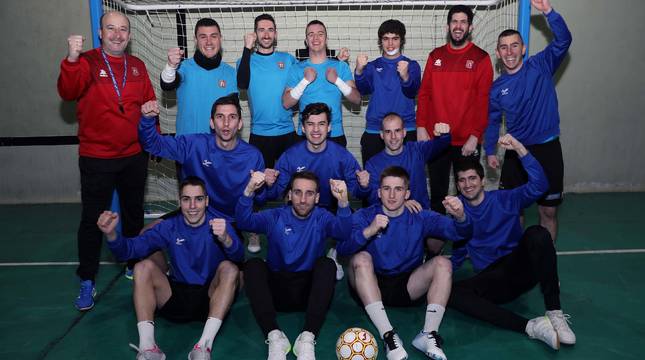 Los jugadores y el entrenador del Tafatrans celebran haber terminado la primera fase líderes, invictos y con solo 21 goles en contra.