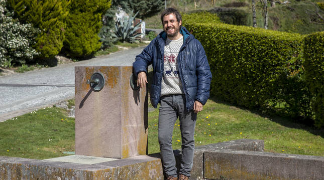 Fermín Jiménez Landa, en la 'Fuente de Alzuza', donde acabará el peregrinaje en grupo con el artista.