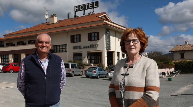 Jesús Rebollo e Isabel Leache, el viernes, frente al restaurante y hotel Ekai.