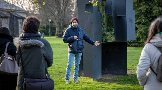 Foto de Fermín Jiménez Landa, este sábado por la mañana junto a la escultura Retrato de un gudari llamado Odiseo.