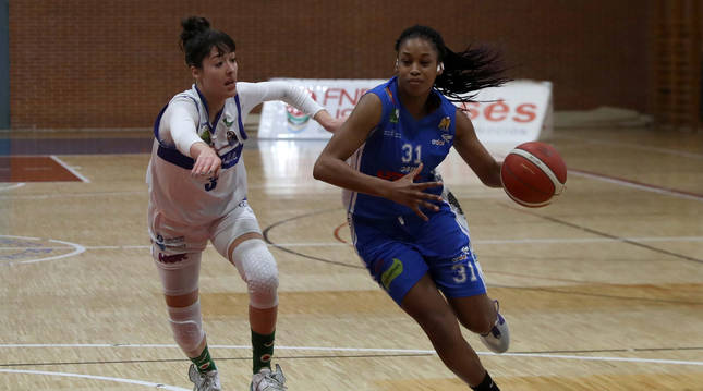 Josephine Filipe protege el balón ante Carla García en el encuentro de ayer en Zizur.