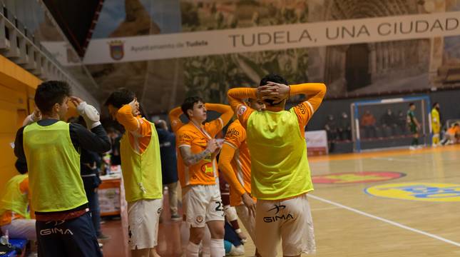 Varios jugadores lamentan, desde el banquillo, una de las ocasiones que tuvieron para haber empatado el choque en la segunda mitad.