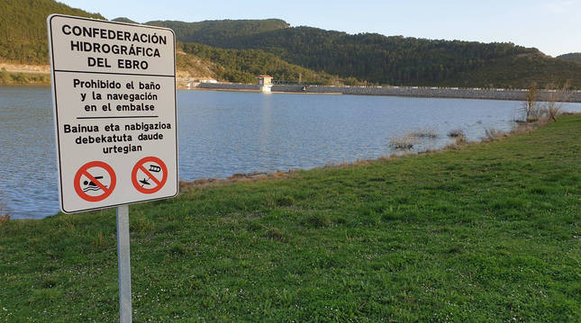 Carteles que actualmente limitan el baño y la navegación en el dique de cola de Itoiz en Nagore.