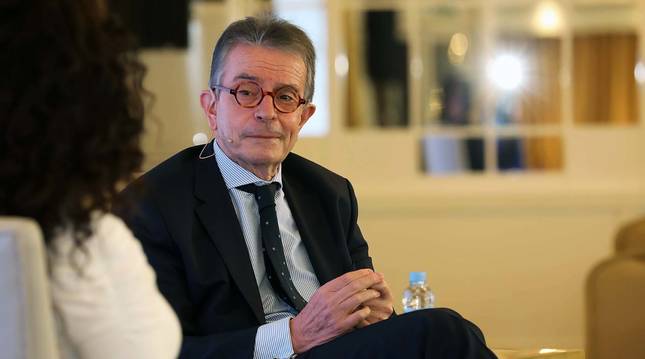 El empresario hotelero navarro Antonio Catalán conversa con la periodista Belén Galindo en el primer desayuno DN Management celebrado ayer en el hotel Tres Reyes