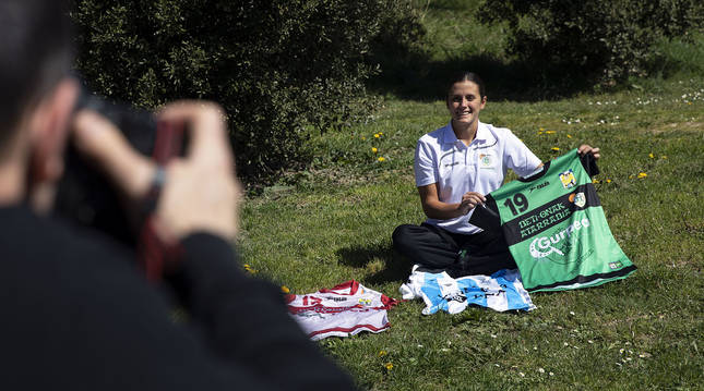 Macarena Sans, recién llegada del Preolímpico que jugó con Argentina en Llíria, con su nueva camiseta ayer.