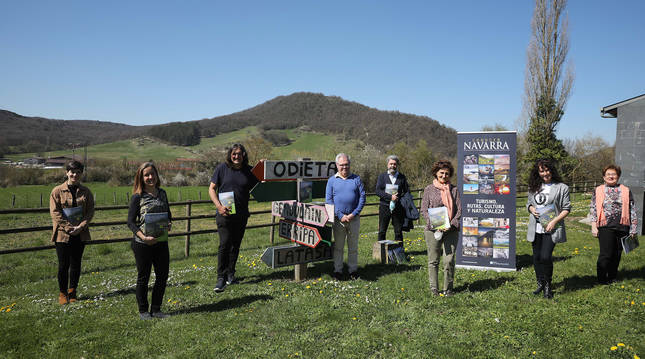 Foto de Sara Sánchez, Laura Jiménez, Julio Asunción, Alberto Urdaniz Elizondo, Alfonso Araujo Guardamino, María Pilar Martínez Arce, Belén Galindo y Elisa Urtasun.