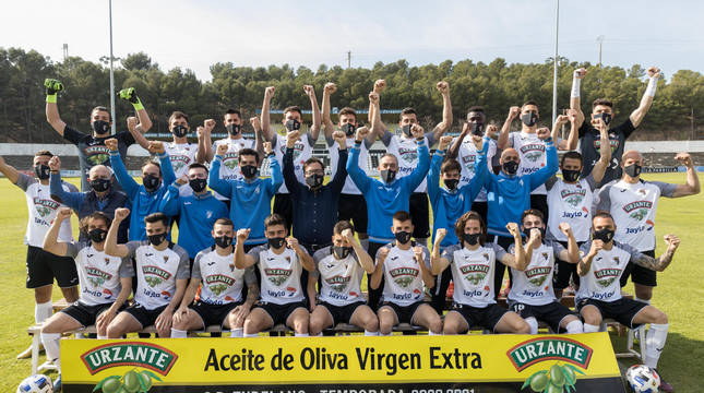 De izda. a dcha., fila superior: Felipe, Yasin, Luso, D. Suárez, A. Sánchez, Orbegozo, Gassama, Diego Royo y Otaño. Fila central: Lalaguna, José Serrano (utillero), Miguel Munárriz (fisio), Álvaro Corral (preparador físico), Jesús Miranda (presidente), Nacho Martín (entrenador), Sergio Abril (2ª entrenador), José Mª Erdozain (entrenador de porteros), Meseguer y Delgado. Sentados: Rudi, Iván Martínez, Samanes, Gualda, Álex Sánchez, Sarriegi, Rodrigo, Roig y Sito.