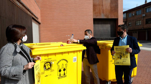 Juan Carlos Castillo deposita una botella en presencia de Belén Cerdán y José Arrancudiaga.