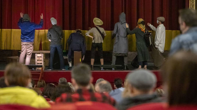 Actores del musical Castelvines y Monteses, aguardando a que se suba el telón del Gayarre, en su actuación del pasado día 12.