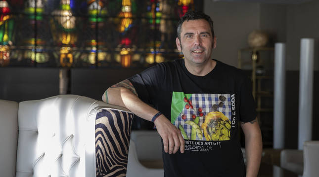 Enrique Martínez Burón, 'Enrikito' en el salón inglés del Hotel 3 Reyes, de cuyo restaurante es el chef.