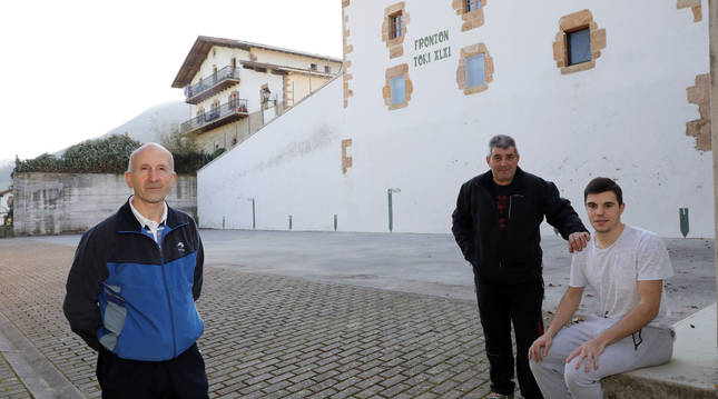 Antonio Ziganda con Antonio y Andoni Gascue, el miércoles en el frontón de Larraintzar.