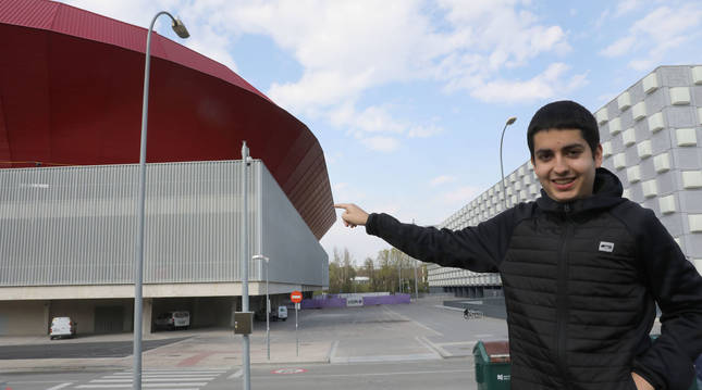 Kimetz Arguiñariz Vital, sangüesino de 16 años, señalando el estadio de El Sadar el pasado viernes.