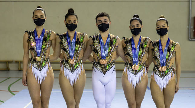 De izquierda a derecha: Ane Arizbalda, Ane Ibañez, Ander Olcoz, Andrea Herrero y Vega Cigudosa, en el polideportivo de Barañáin.