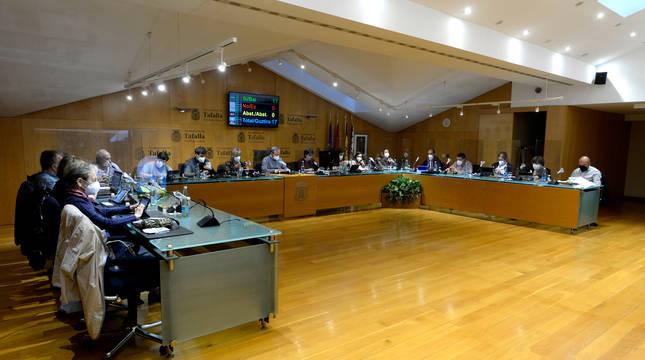 Foto de la corporación municipal al inicio de la sesión plenaria celebrada este martes por la tarde.