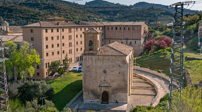 Foto de Iglesia de Santa María Jus y, detrás, el convento de Santo Domingo, hoy residencia de ancianos.