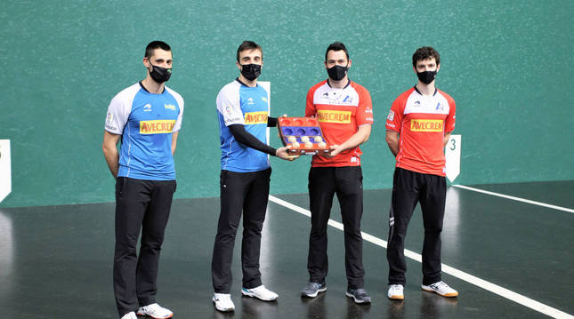 Jon Ander Albisu, Jon Ander Peña, Erik Jaka y Julen Martija, en una elección de material del frontón Labrit del Parejas 2021.