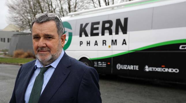 Manolo Azcona, junto al bus del equipo Kern Pharma un equipo que nació por iniciativa suya y de Juanjo Oroz.