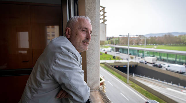 Carlos Artundo, asomado a una de las ventanas de su despacho, con vistas a Yanguas y Miranda. Se quitó la mascarilla únicamente para la fotografía.