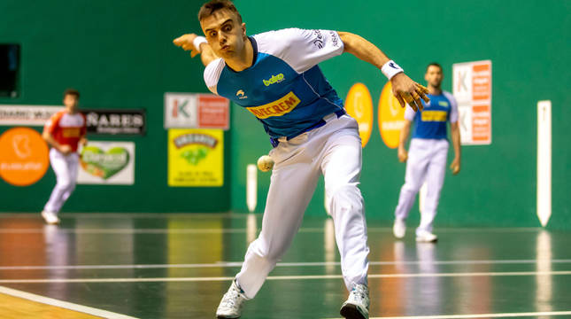 Jon Ander Peña golpea a una pelota este jueves en presencia de Albisu y de Martija durante el partido de ayer en el Labrit.