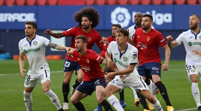 Aridane, Calleri, Gallego y Oier pelean en un córner por el balón con los jugadores del Getafe.