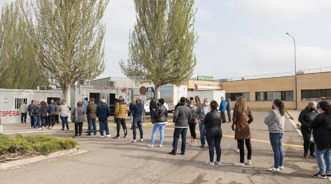 Cola que se formó ayer ante las instalaciones para la vacunación junto al hospital Reina Sofía de Tudela.