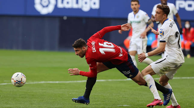 Calleri observa el balón cayéndose junto a Sofian Chakla en el Osasuna-Getafe disputado el sábado.