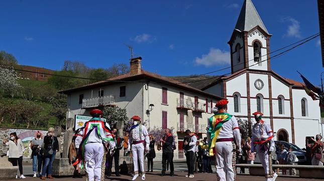 Cuatro bolantes bailan en Valcarlos