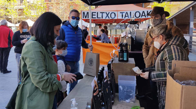 Aroa Martínez y Sebastián Martínez ayer en el stand de Cervezas Kondaira instalado este fin de semana en la plaza de los Fueros de Estella.