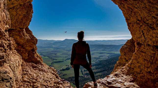 El ojo de San Prudencio, en una imagen tomada antes del cierre con las espectaculares vistas de Tierra Estella al fondo.