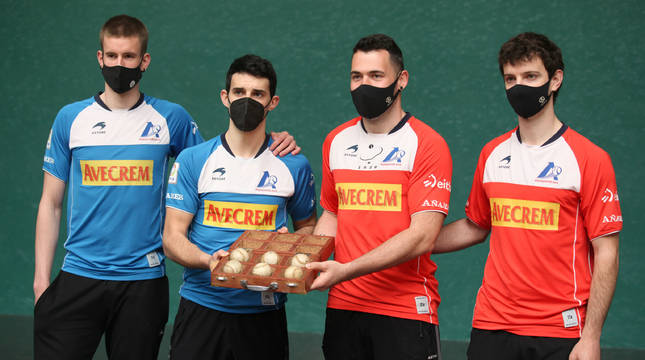 Jon Mariezkurrena, Jokin Altuna, Erik Jaka y Julen Martija, este miércoles a mediodía en el frontón Labrit.