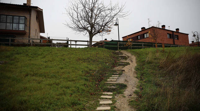 Vista del paso, ilegal, que habilitaron los vecinos para acceder al resto de Huarte tras atravesar la carretera de Aoiz. Al fondo, las primeras viviendas de Itaroa, junto a Gorraiz.