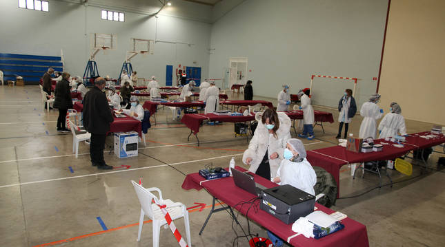 Imagen general de las líneas de cribado establecidas ayer en el polideportivo de Cadreita.