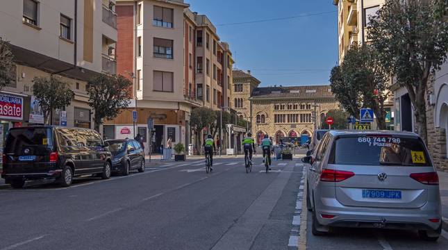 El tramo de la calle San Andrés que se peatonalizará con el edificio de la estación al fondo.