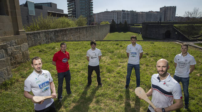 Los pelotaris Javier Labiano, Ibai Iriarte, Ugaitz Elizalde, Oian Canabal, Unai Laso y Alfonso Echavarren, en el interior de La Ciudadela de Pamplona.