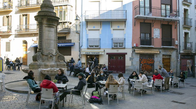 Las terrazas alrededor de la fuente de Santa Cecilia, con La Mejillonera, el Ezkia y el Cordovilla al fondo.