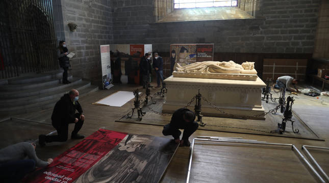 El equipo de montaje de la exposición armando los paneles informativos que se podrán ver en la capilla de San Agustín en el sepulcro de Sancho VII el Fuerte en Roncesvalles.